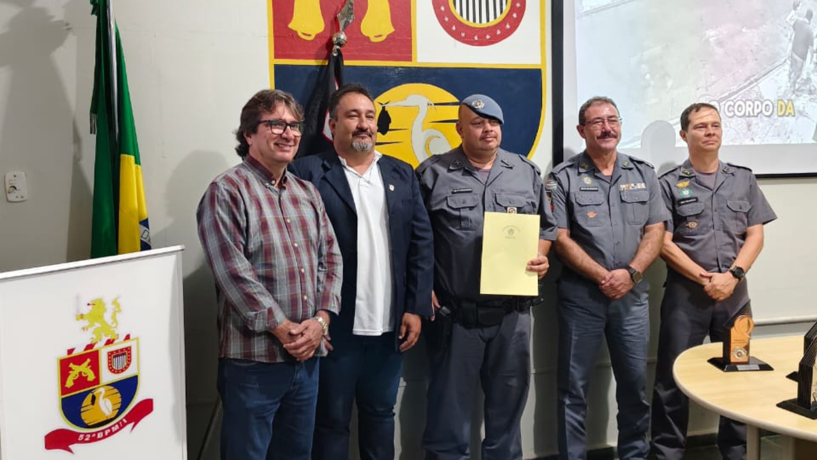 Policial militar recebe moção de congratulação por salvar bebê engasgado