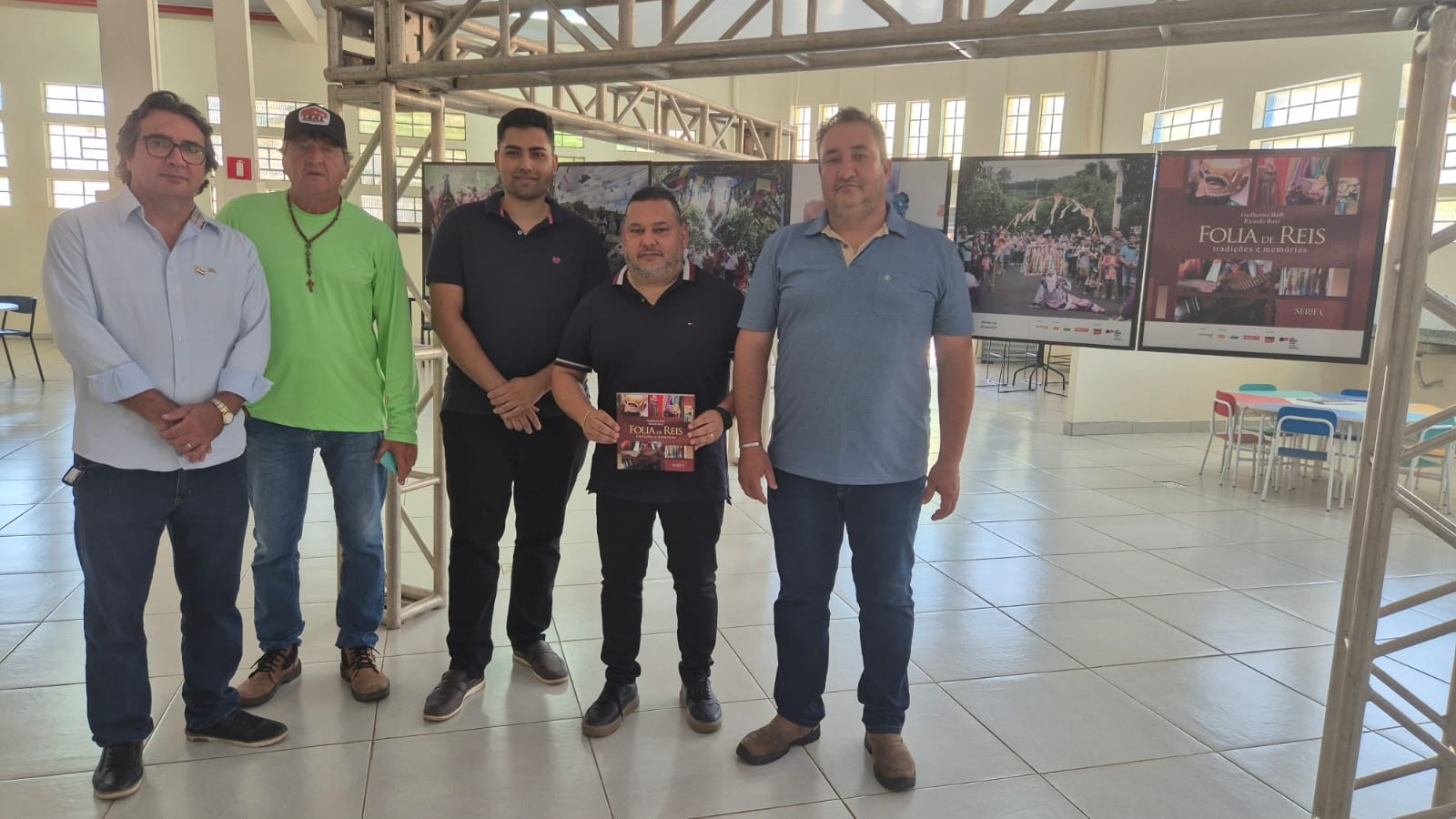 Vereadores e vice-prefeito visitam exposição fotográfia de folia de reis, no Centro Cultural