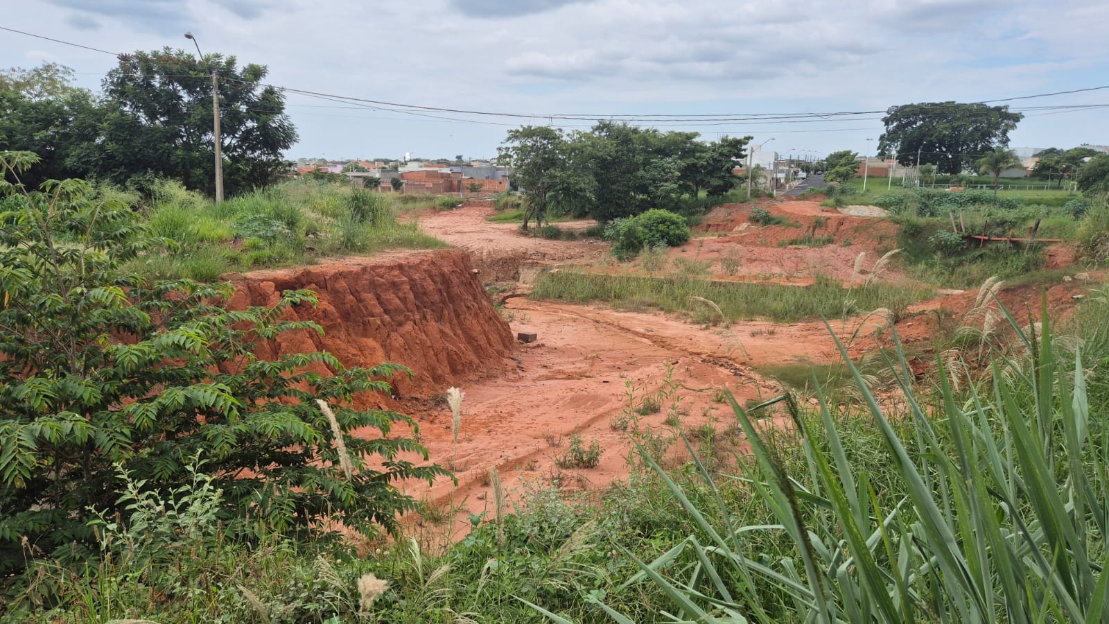 Vereadores vão acionar Conselho de Defesa Civil para vistoria em erosão no Regissol II