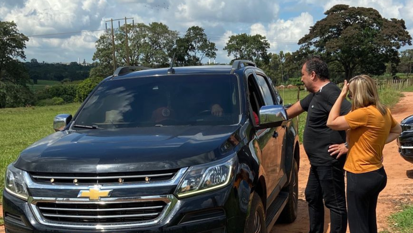 Vereadores cobram providências após dano de mata-burro em estrada alternativa no Fundão