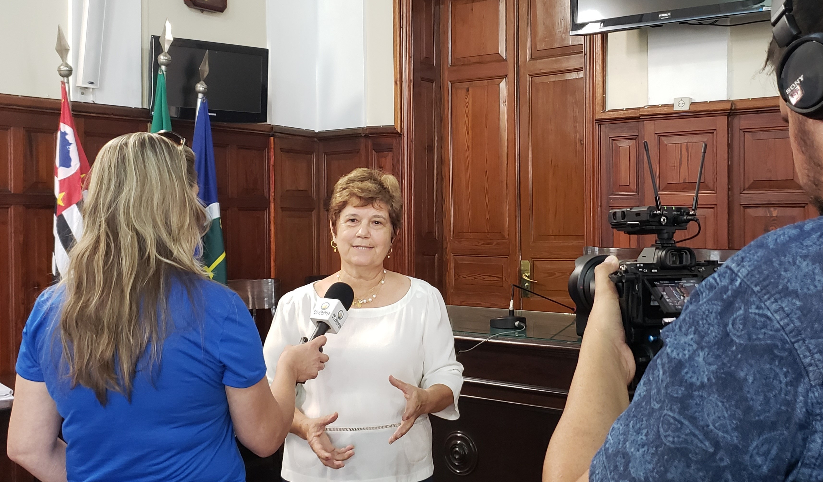 A vereadora Laíde das Graças Simões concedeu entrevista à TV Câmara de Mirassol, durante visita do presidente Marcão Alves a São Carlos