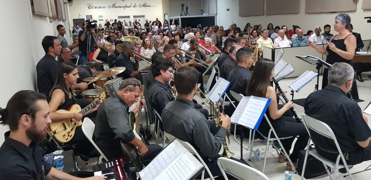 Familiares e amigos lotaram a Câmara Municipal para acompanhar a homenagem às mães