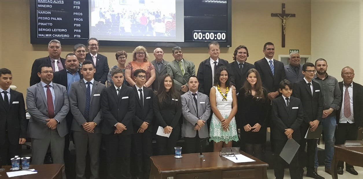 Presidente Beatriz Escorcio de Carvalho (centro) é aluna do colégio Abrahão Naime (Coopem)