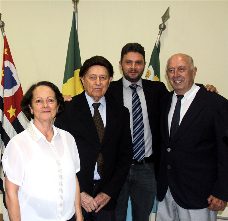 O presdiente Daniel Sotto (ao fundo) e os homenageados Ana Cauchiolli, Aparecido Villa e Iris Bazzetti