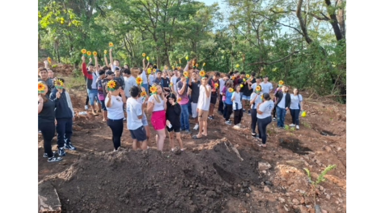 Alunos da EE Iria Barbieri participam de ação na Grota pela Semana do Meio Ambiente