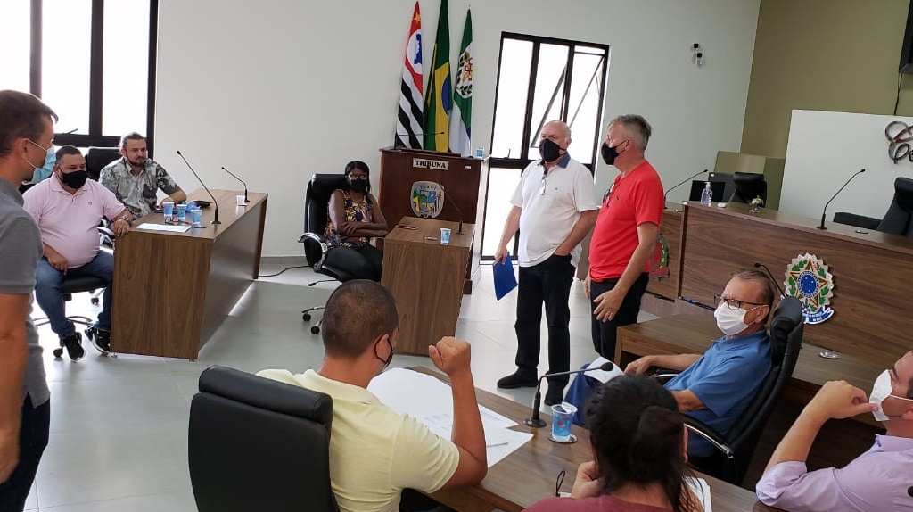 Vereadores de Mirassol durante reunião com diretor de Departamento de Planejamento da cidade